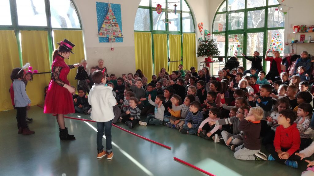 Spectacle de magie de Noël de Jinie Brigina dans une école