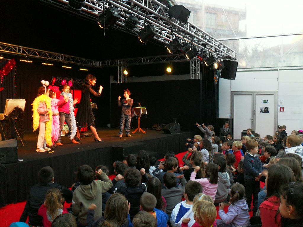 Spectacle de magie de Noël interactif avec les enfants sur scène